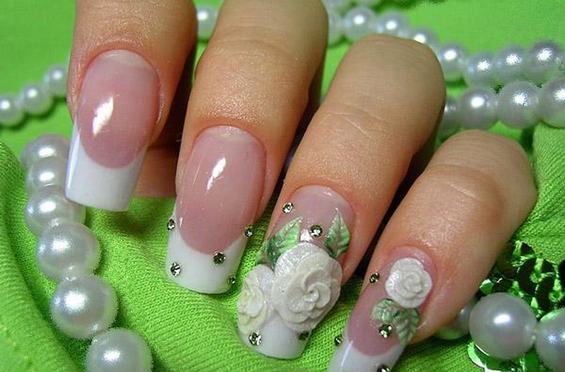 Manicure per la sposa con modellazione artistica sotto forma di rose