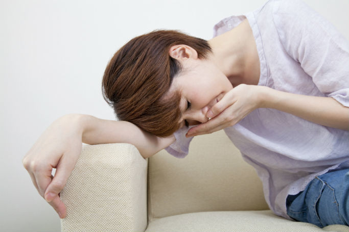 Тошнота и температура часто сопутствуют болевому синдрому.