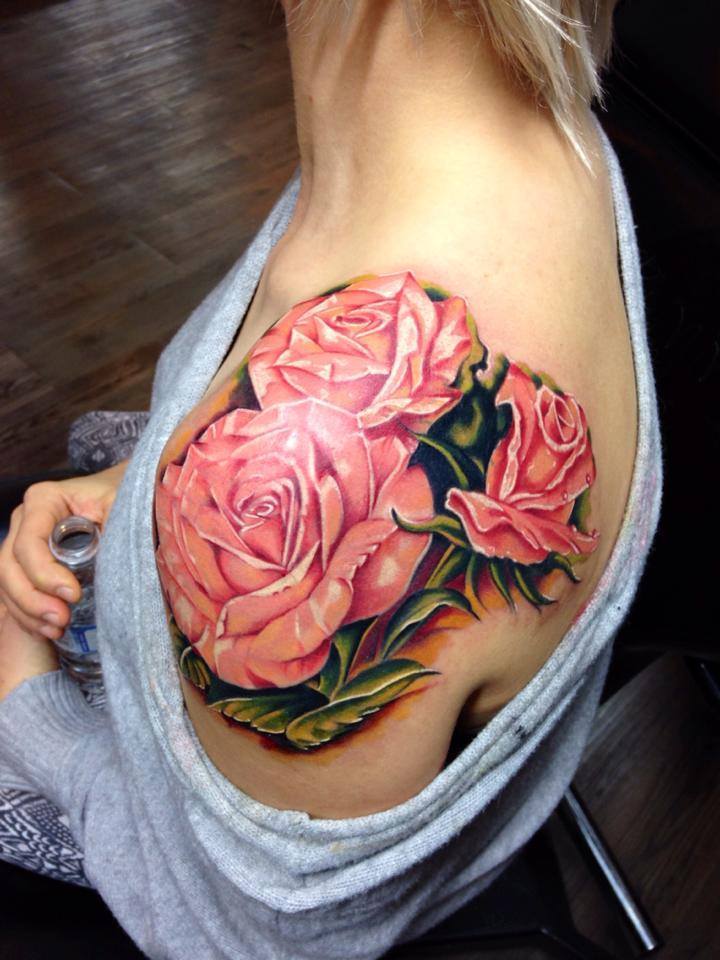 Tetoválás rózsák formájában egy női vállon