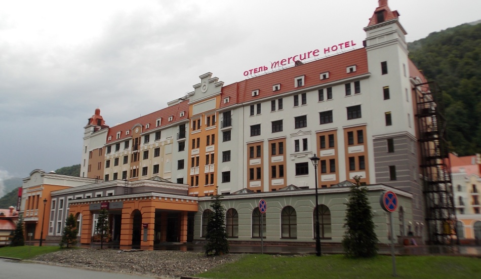 Отель mercure находится на территории олимпийского лыжного курорта «роза хутор», всего в 150 метрах от горнолыжного подъемника