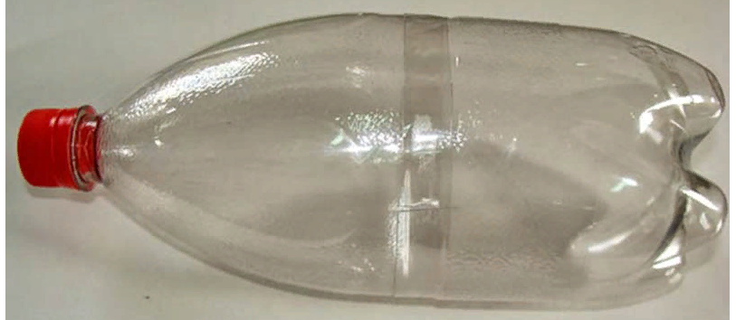 Corte a parte do meio da garrafa e combine as partes resultantes