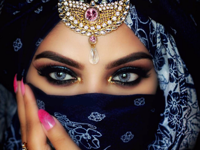 Czy kobieta może być muzułmanką noszącą złote, złote kolczyki, zegar, złoty łańcuch, złotą bransoletkę?