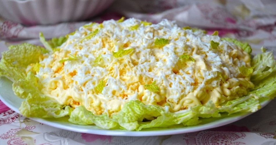 Σαλάτα νύφης: συνταγή με σκόρδο, τυρί, σταφίδες, παντζάρια, δαμάσκηνα