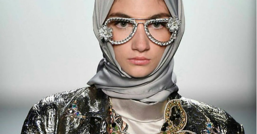 Мусульманский платок, как модную деталь, используют многие дизайнеры.