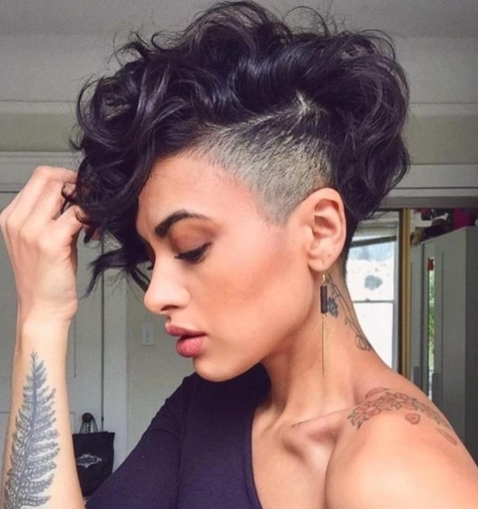 Potongan Rambut Wanita untuk Rambut Keriting