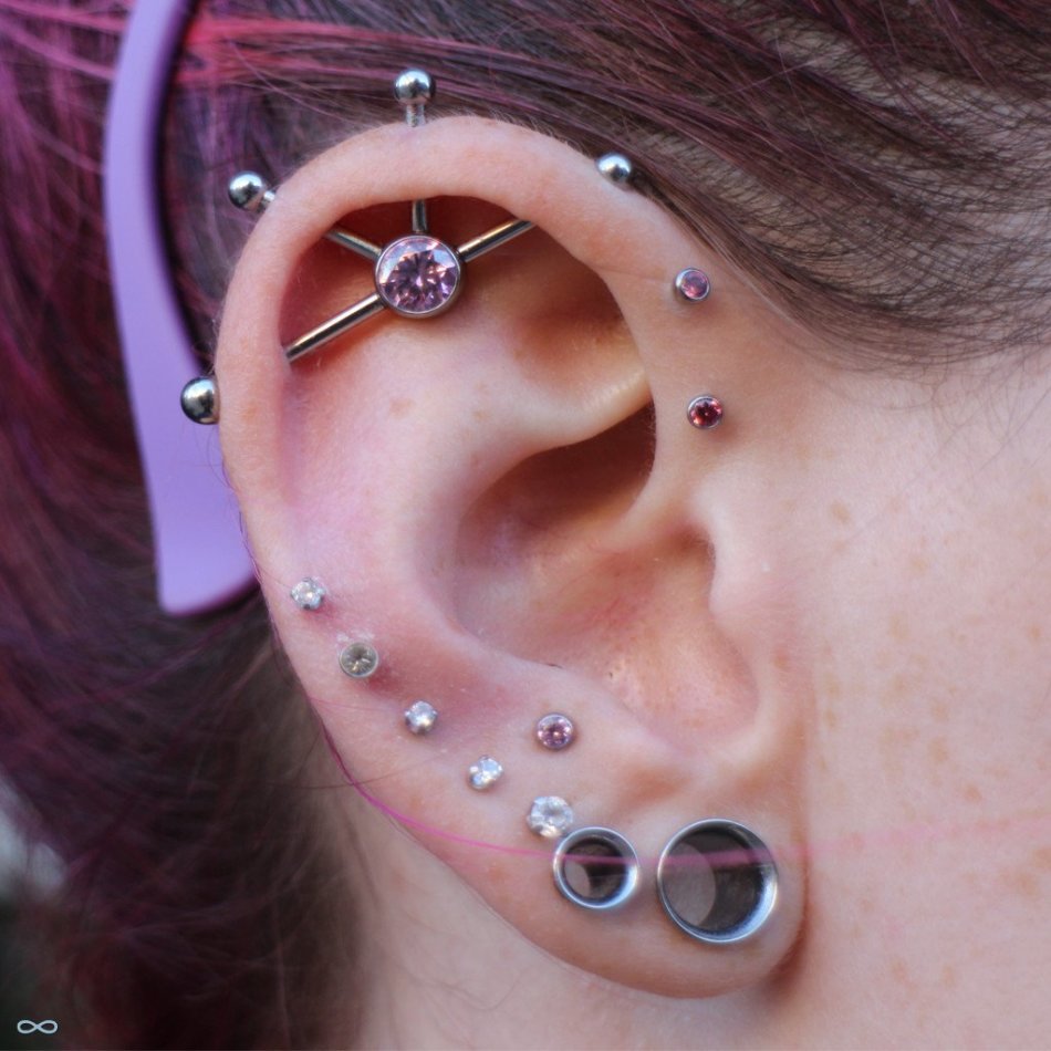 Gyönyörű ékszerek az ipari fülek piercingjeihez: négy lyukhoz