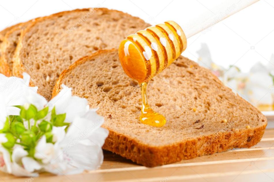Проверить качество меда можно с помощью обычного хлеба