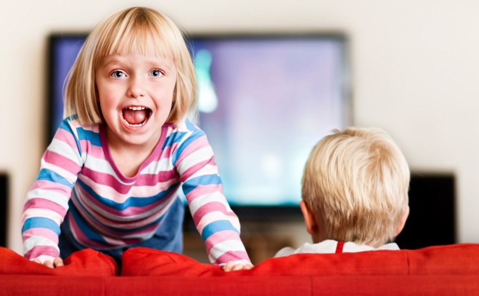 Anak -anak secara emosional menonton kartun di TV