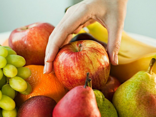 В какое время дня лучше есть бананы, яблоки, виноград и другие фрукты? Фрукты нужно есть до еды или после еды?