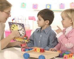 Comment enseigner à un enfant à déterminer l'heure avec les flèches? Comment expliquer à l'enfant les saisons?