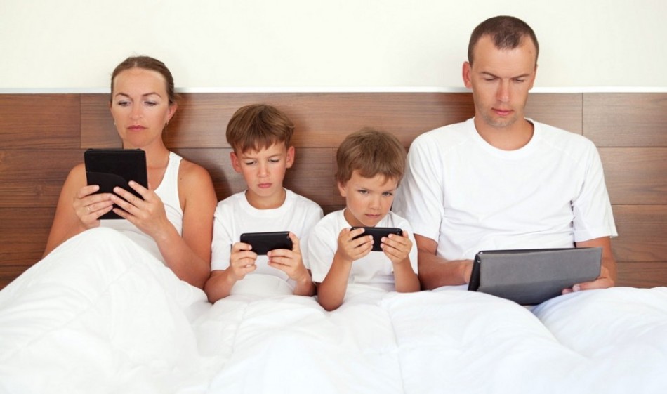 Tous les membres de la famille regardent l'écran de leur gadget