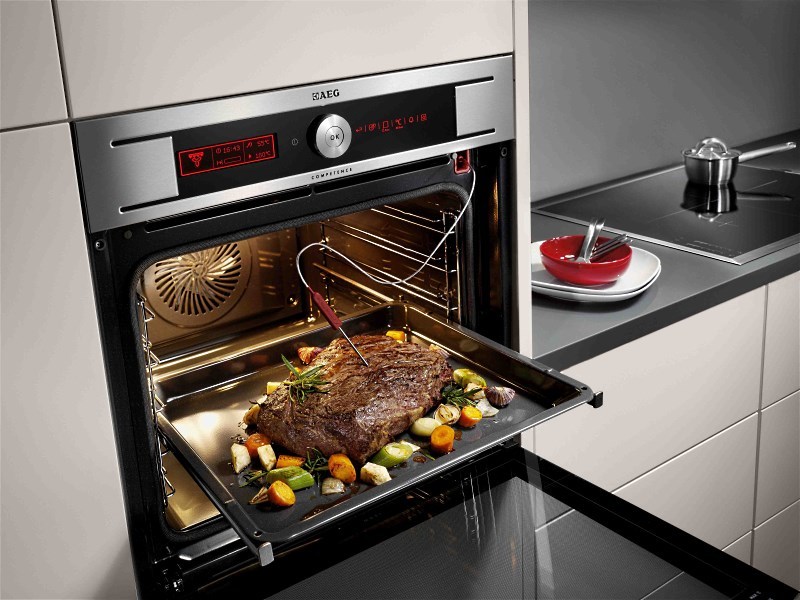 Oven with convection