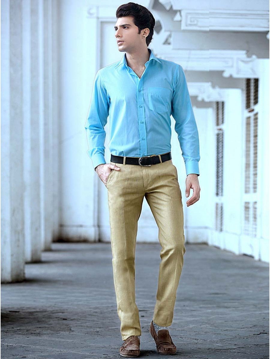 Бежевые брюки и голубая рубашка