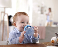 Pri kateri starosti začnejo poučevati otroka, da pije iz jedi? Kako izbrati Fellnerja, skodelico in se naučiti piti otroka iz njega? Kakšne težave so lahko in kako jih okoli?