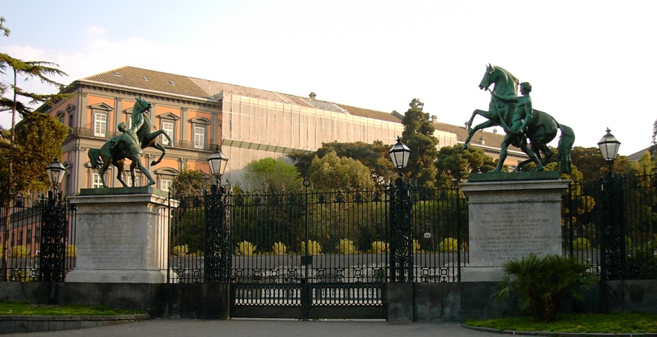Patung Klodt di gerbang Istana Kerajaan di Naples, Italia
