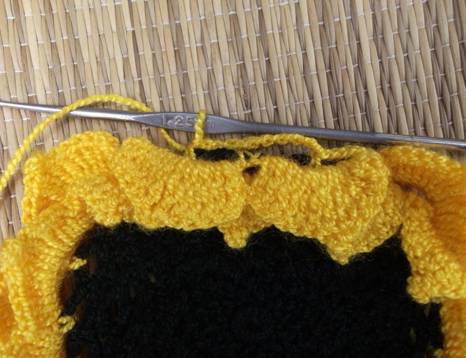 So you need to knit until the end of the row of sunflower-stands