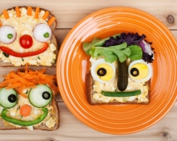 Ünnepi szendvicsek gyermekeknek: négyzet alakú 