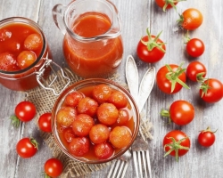 3 Resep terbaik untuk membuat tomat dalam jus tomat, diisi dengan isian piquan, pucat untuk musim dingin