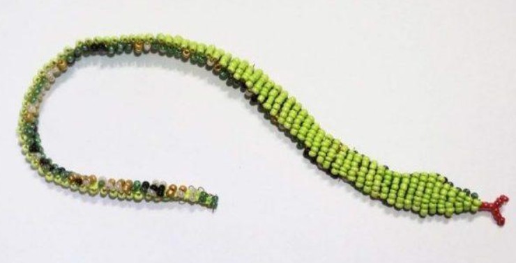 The abdomen of the snake weave from beads of the same color