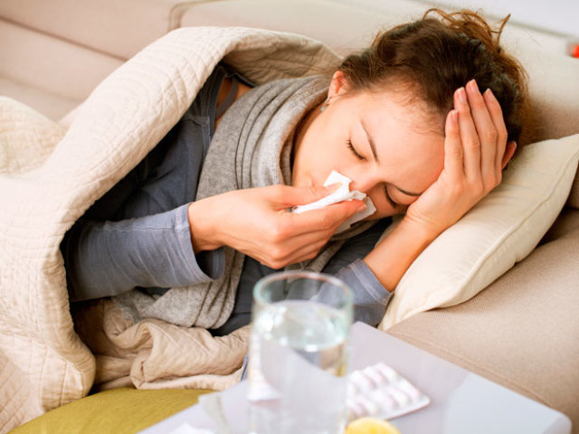 How to treat the first signs of colds? How to cure a cold at home?