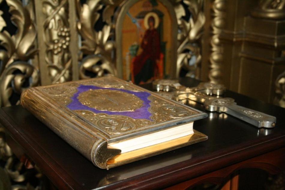 Kitab Suci di altar untuk melakukan sakramen pengakuan