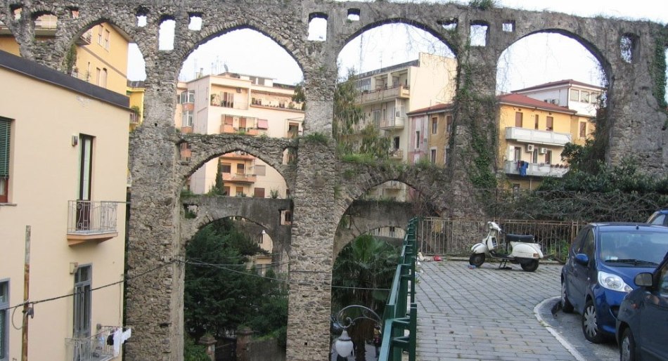 Ancien aqueduc romain au centre de Salerne, en Italie,