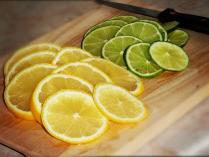 Irisan lemon dan jeruk nipis