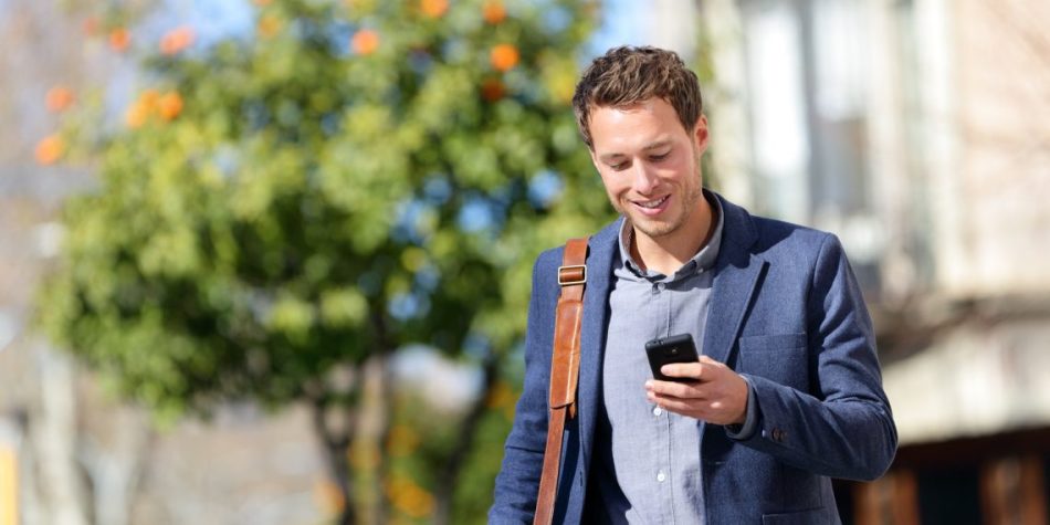 Sono costantemente seduto al telefono