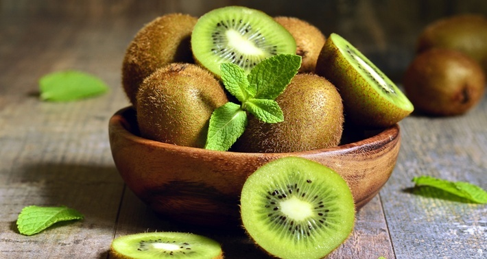 Kiwi from bloating and constipation