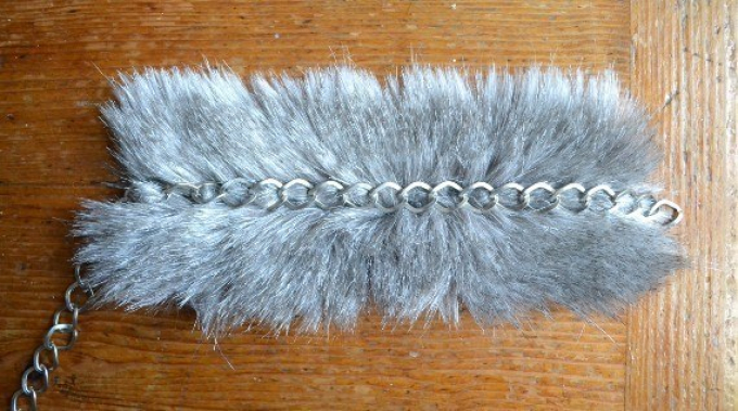We attach the chain to the fur