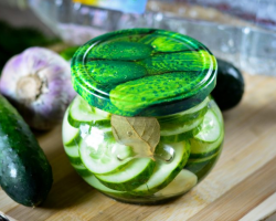 Vad man ska göra med stora växande gurkor, om det finns mycket - hur man pickle, pickle för vintern: recept av tomma ämnen