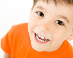 Morsure incorrecte chez un enfant. Comment aligner vos dents? Alignez les dents avec des accolades, Kappa. Correction d'une morsure sans accolades