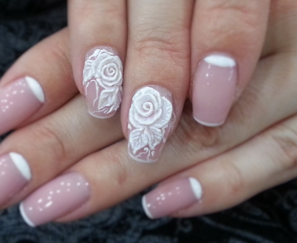 Manicura francesa con un efecto de rosa volumétrica