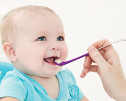 A gyermeket hónapokig egy évig kiegészítik mell- és mesterséges táplálkozással. Táplálkozási asztal hónapra