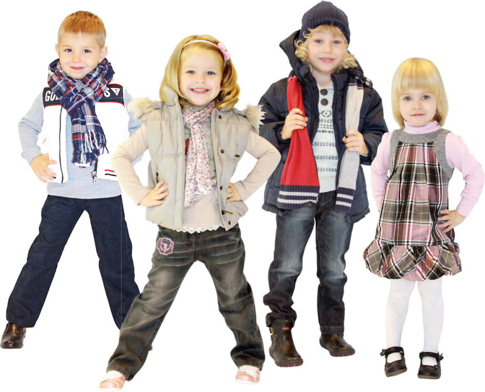 کودکان با لباس های مختلف لباس می پوشند