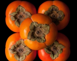 How to choose the right, tasty sweet persimmon, so as not to knit: tips. How is there a persimmon: with or without a skin, in the morning or in the evening? How to clean and beautifully cut a persimmon on the table: tips, ideas, photos