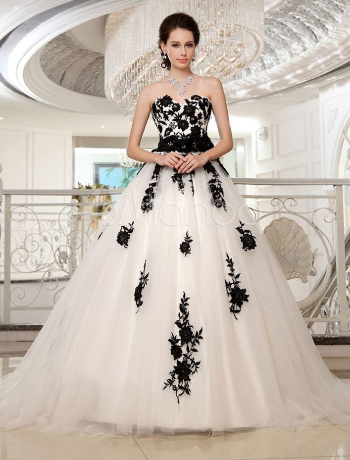 Невеста в платье черно-белого стиля