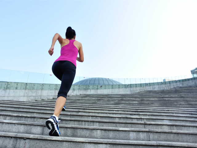 ¿Por qué soñar con huir de casa, subir las escaleras, de las olas?