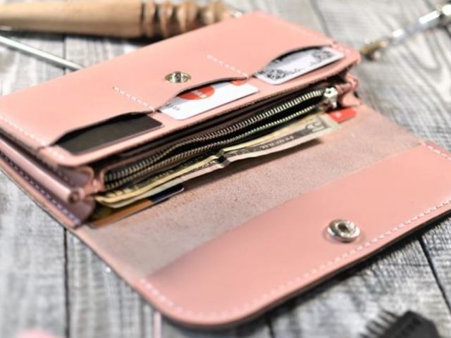 Βρέθηκε ένα νέο πορτοφόλι: ένα σημάδι. Είναι δυνατόν να χρησιμοποιήσετε ένα πορτοφόλι που βρέθηκε: σημάδια