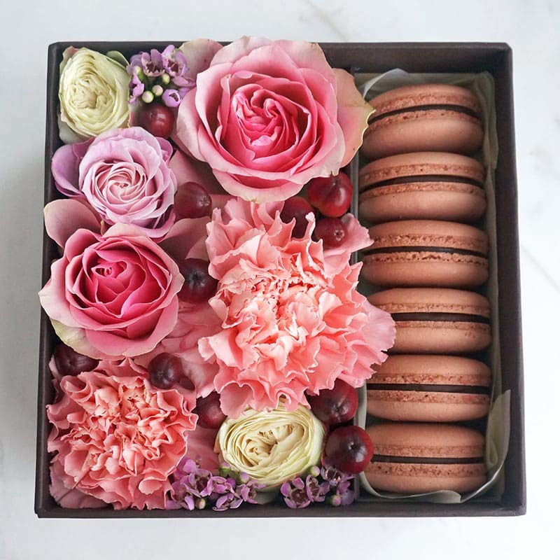 Box with flowers and makaruns