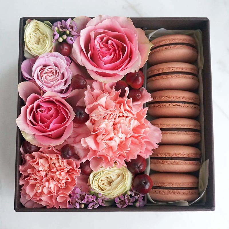 Caja con flores y makaruns