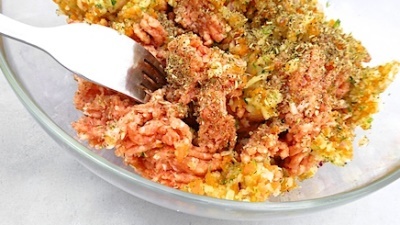 Zucchini ripieni di carne macinata cotta nel forno: spezie spremute