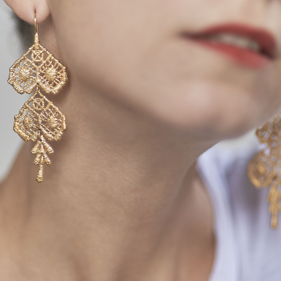 This is how vintage gold earrings will look on the ears in the spring-summer-2023