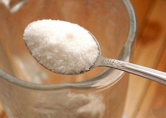 Сахар насыпаем небольшими порциями в блендер