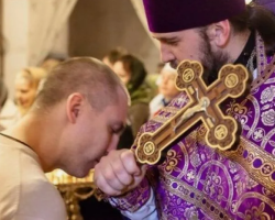 Miért csókol a pap a templomban: mikor szükséges? Miért nem engedte, hogy a pap megcsókolja a kezét?