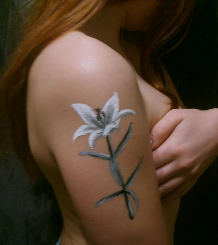 Lily-tatus sur l'épaule peut être un signe d'orientation non traditionnelle