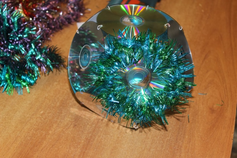 Новогодишњи занати на уличном божићном дрвету са ЦД дискова