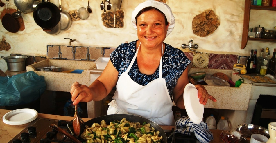 Preparazione di un pranzo tradizionale nel massacro, Apulia, Italia