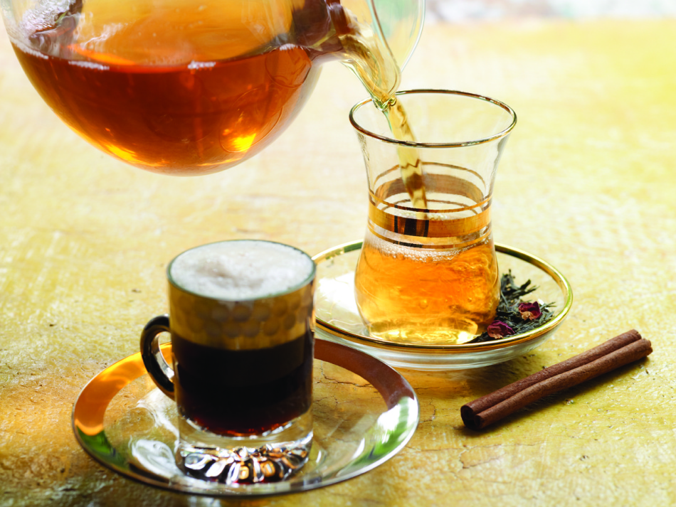 Qu'est-ce qui est le mieux envahissant le thé ou le café?