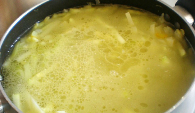 Pucker püré leves: Öntsön és főzzön főzni, amíg főzött